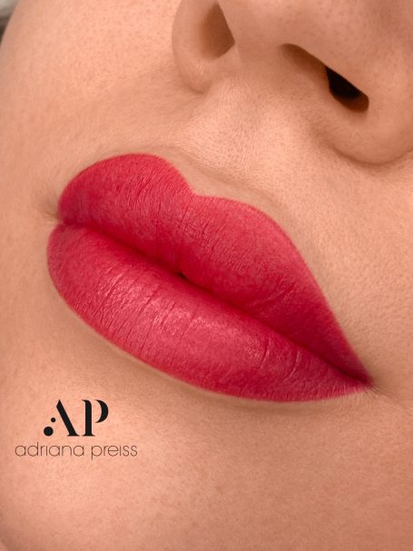 Micropigmentación de Labios – Labios Definidos y Color Duradero Micropigmentación de labios que realza el color, define el contorno y aporta un acabado natural y duradero.